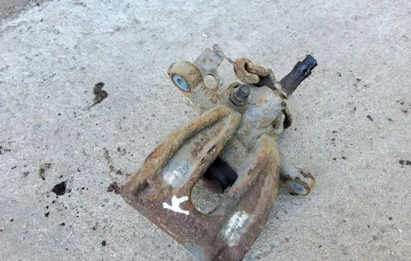 Ford Mondeo Mk III Rear brake caliper