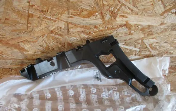 Rear bumper mounting bracket