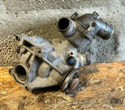 Mercedes-Benz E W124 Thermostat housing 