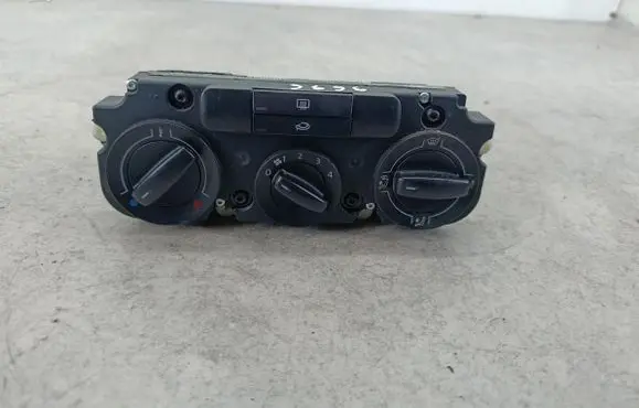 Volkswagen Golf V Climate control/heater control trim 747310-00