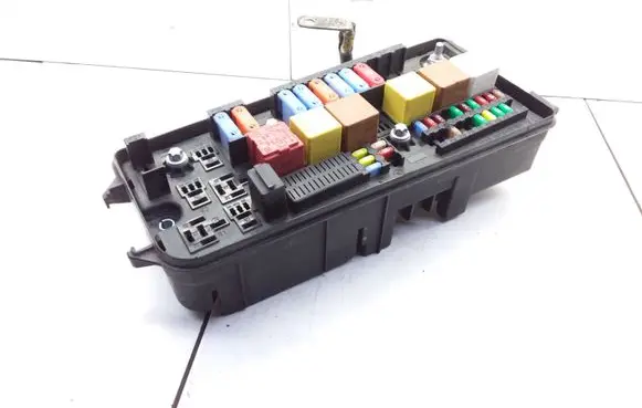 Opel Vectra C Fuse module 13205792 519171003