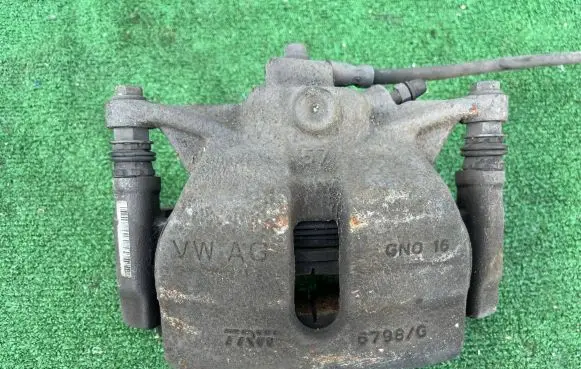 Volkswagen PASSAT B8 Front brake caliper 6798G 3Q5N