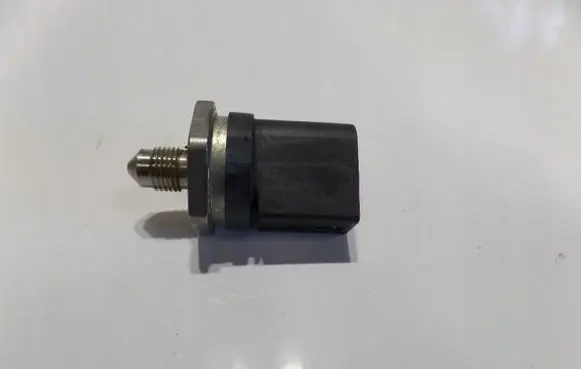 Audi A4 S4 B7 8E 8H Fuel pressure sensor 06H906051