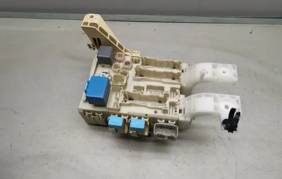 Toyota Yaris Fuse module 5F160162 5F090748