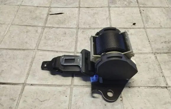 Middle seatbelt (rear)