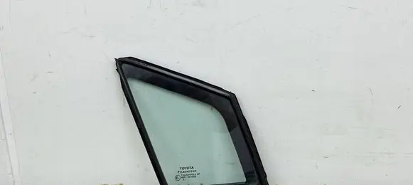 Toyota Avensis T270 Front door vent window glass four-door 68215-05010