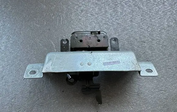 Nissan Terrano Tailgate lock latch 9033041G00