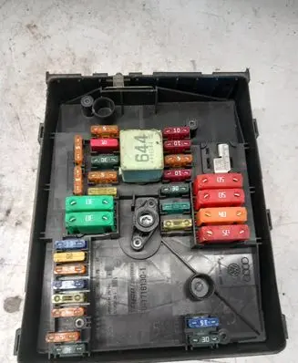 Volkswagen Touran I Fuse module 1K0937125A