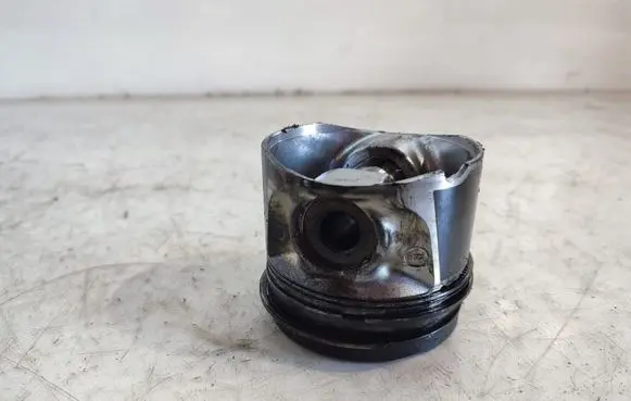 Nissan X-Trail T30 Piston 