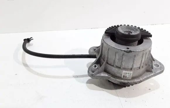 Mercedes-Benz S W222 Engine mount bracket A2222407517