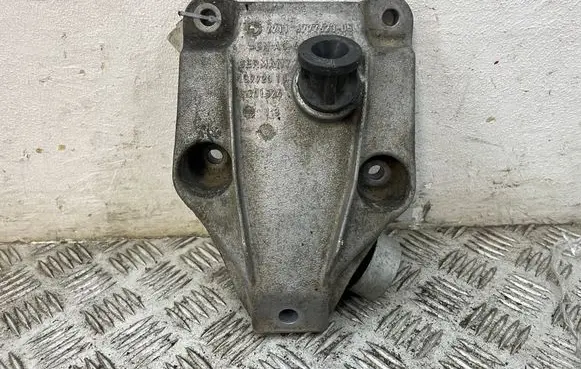 Engine mounting bracket