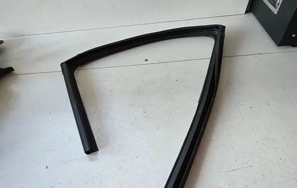 Nissan Juke II F16 Rubber seal rear door window/glass 823306PA0A