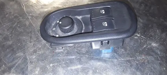 Opel Movano B Electric window control switch 8200637849