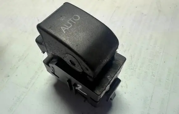 Toyota Corolla E120 E130 Electric window control switch 8481002041 37077B 37A06