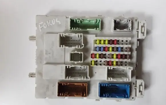 Ford Focus Fuse module AV6T9A340AAA