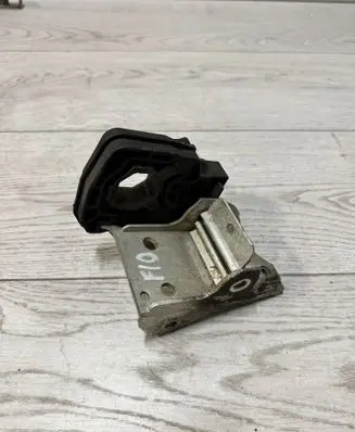 BMW 5 F10 F11 Radiator mount bracket 7186514 74314910 7575248