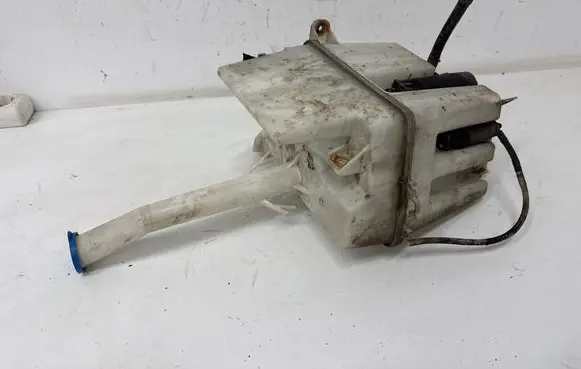 Toyota Avensis T250 Windshield washer fluid reservoir/tank E11015024