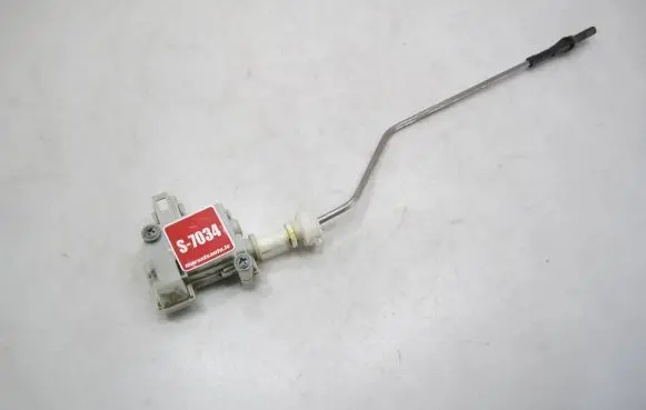 Volkswagen PASSAT B6 Central locking motor 3C0810773 0257N04349