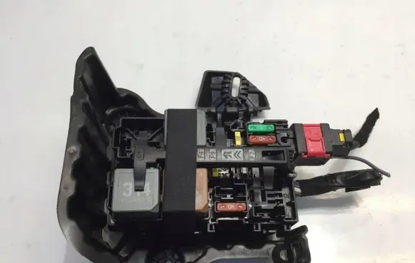 Citroen C4 III e-C4 Fuse module 9806192580