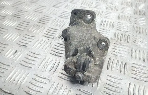 Volvo XC90 Engine mounting bracket