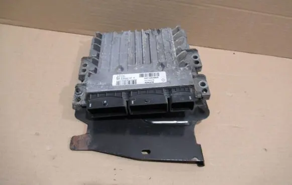 Renault Megane III Engine control unit/module 23700037R