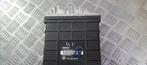 Volkswagen Golf III Engine control unit/module 030906026C 0261200257