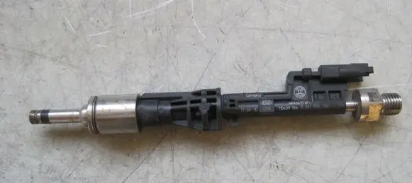 BMW 4 F32 F33 Fuel injector PA6635GF 0261500109