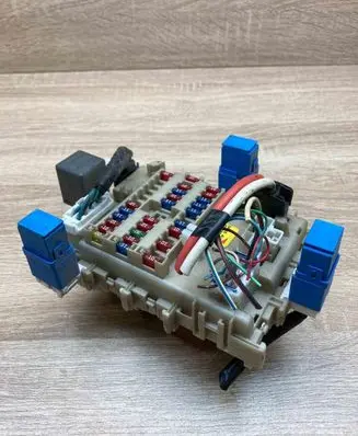 Nissan Almera Tino Fuse module 243504U100 0922001