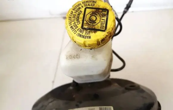 Brake fluid reservoir
