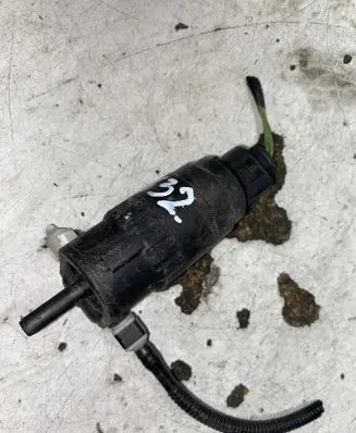 Volkswagen PASSAT B6 Windscreen/windshield washer pump 1K6955651 8045706