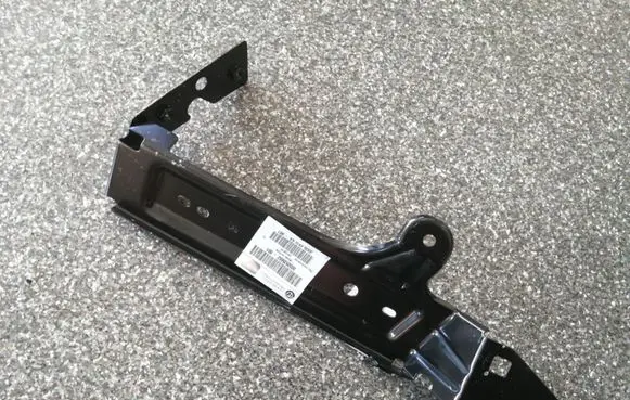 Alfa Romeo Stelvio Fender mounting bracket 68356974AA