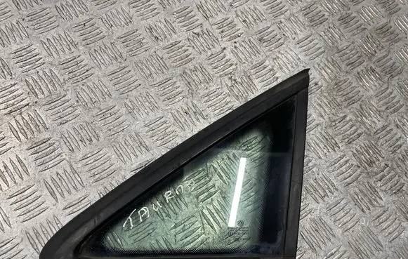 Volkswagen Touran I Front triangle window/glass 