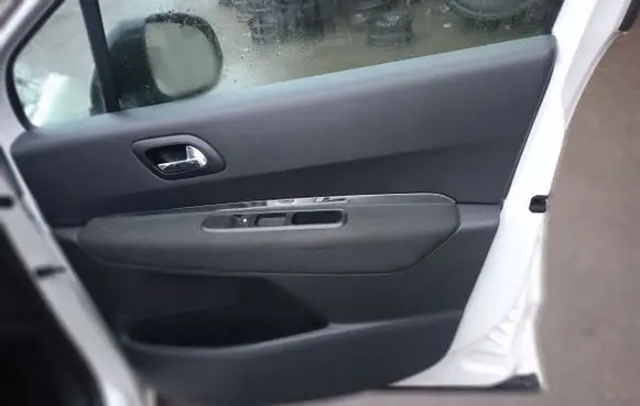 Peugeot 5008 Front door card panel trim