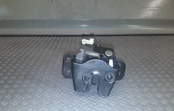 Hyundai Tucson JM Tailgate window lock/catch/latch 