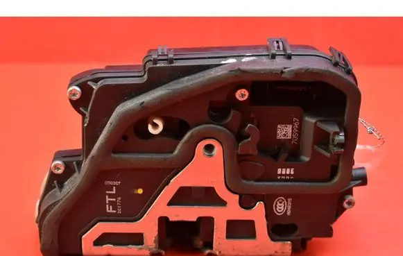 BMW X3 E83 Front door lock 7059967