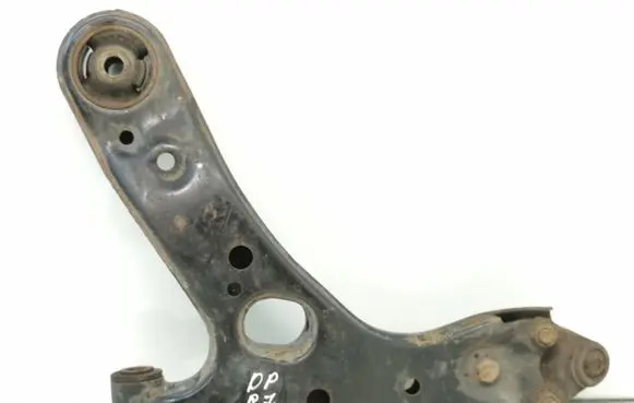 Toyota Auris 150 Front lower control arm/wishbone 031172386
