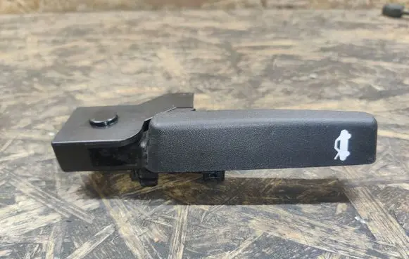Chevrolet Malibu Engine bonnet (hood) release handle