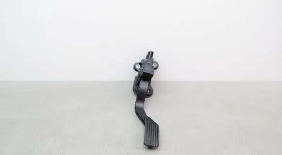 Accelerator throttle pedal