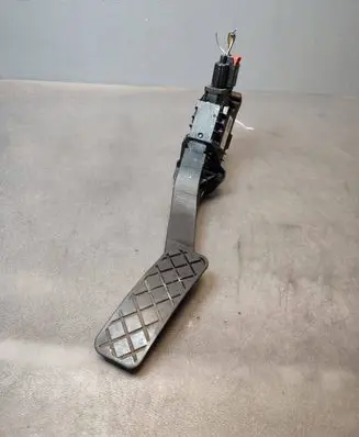 Accelerator throttle pedal