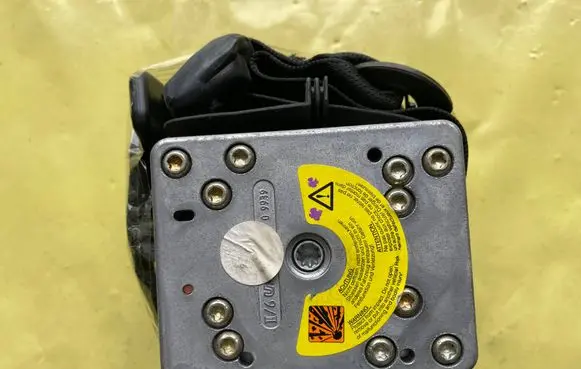 Mercedes-Benz C W203 Front seatbelt A2038600986