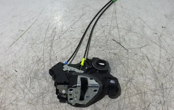 Toyota Auris E180 Front door lock A084219