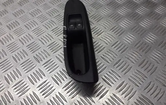 Renault Clio II Front door window switch trim 8200084003