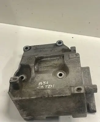 Volkswagen PASSAT B5 Generator/alternator bracket 038260885C