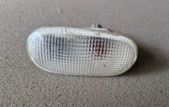 Front fender indicator light