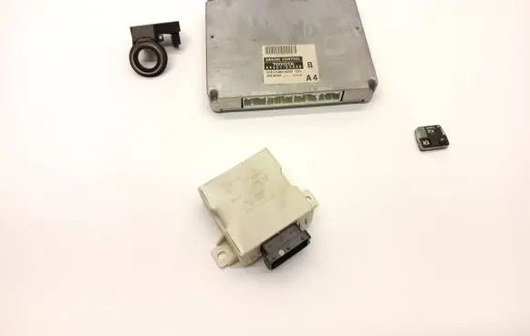 Toyota Avensis T250 Engine ECU kit and lock set 8966105A40 MB1758008292