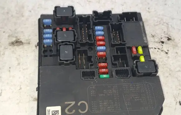 Nissan Juke I F15 Fuse module 284B71KA0C 52683FF06 2281011211