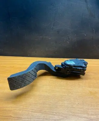 Accelerator throttle pedal