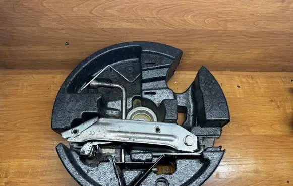 BMW 5 E60 E61 Tool box 6758781 52758211