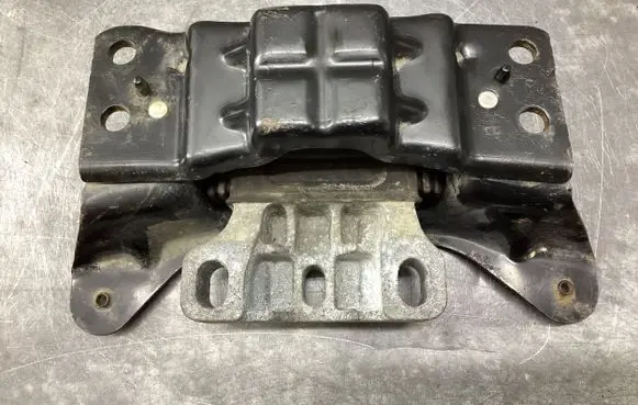 Volkswagen PASSAT B8 Engine mount bracket 5Q0199555R