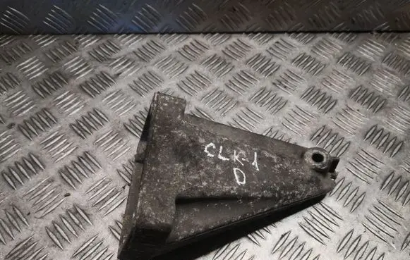 Mercedes-Benz CLK A209 C209 Engine mounting bracket 6112230604 A6112230604